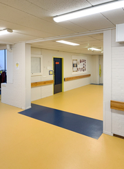 LEDVANCE LINEAR SURFACE IP44 luminaires as well as PANEL 1200 luminaires have been installed in the school corridors.