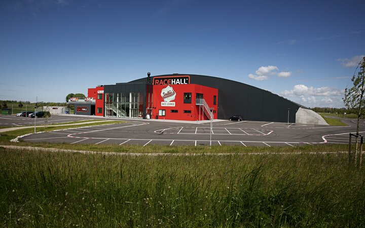RACEHALL, the world’s larges indoor go-kart racing track freshly equipped with LEDVANCE LED luminaires
