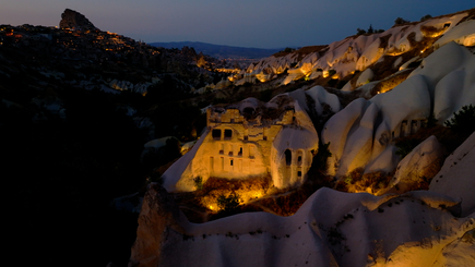 Since autumn 2025, the Güvercinlik Valley’s iconic rock formations and historic dovecotes have been lit up after dark.  | Image: LEDVANCE