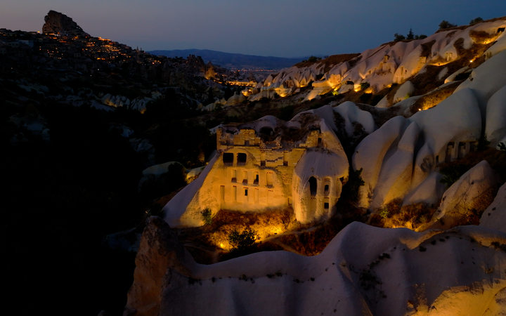 Dall’autunno 2025, le iconiche formazioni rocciose e le storiche piccionaie della Valle Güvercinlik si illuminano anche dopo il tramonto.