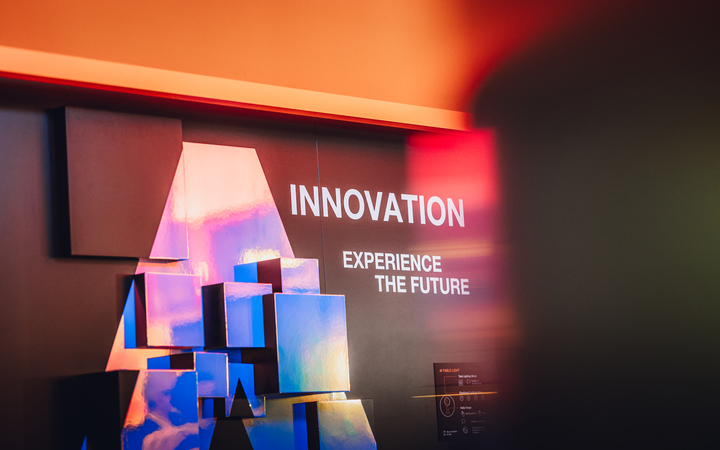 Bij de ‘Innovation Wall’  tijdens L + B 2026 presenteerde LEDVANCE zijn productinnovaties en liet het zien hoe moderne verlichtingsoplossingen door het gebruik van kunstmatige intelligentie 