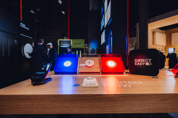 At a specially designed experience table, visitors were able to test DIRECT EASY solutions live and see for themselves just how easy they are to install and operate under real-world conditio