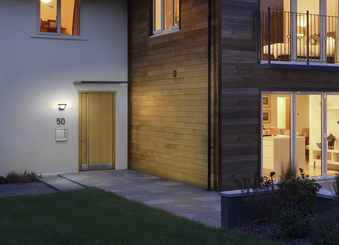 GettyImages-159627055_ENDURA_STYLE_Lantern_Solar_DG_2