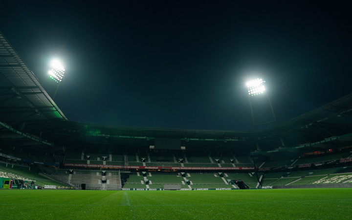 Die präzise Lichtlenkung sorgt dafür, dass das Flutlicht ausschließlich das Spielfeld und den Innenraum des Weserstadions ausleuchtet. | Bildrechte: LEDVANCE 