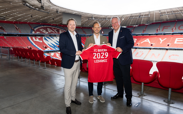 Na obrázku (zleva doprava): Fredrik Ergert von Gillern, globální ředitel značky a komunikace ve společnosti LEDVANCE; Rouven Kasper, člen představenstva FC Bayern pro marketing a prodej; a B